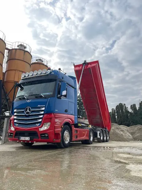 Kamion za dostavu i odvoz kontejnera za otpad